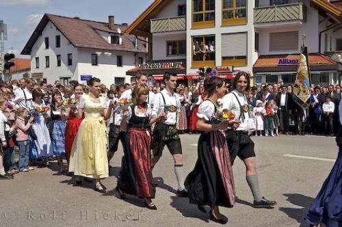 Vollbusige Brünette Bei Einem Verführerischen Tanz Vollbusige Brünette Bei Einem Verführerischen Tanz