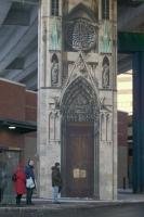 Fine examples of art can be found on the freeway pylons in downtown Quebec such as a church entrance mural and others.