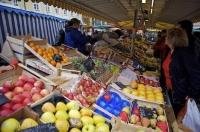 Fresh fruit is available at the stalls at the Marienplatz in Freising in Bavaria, Germany.