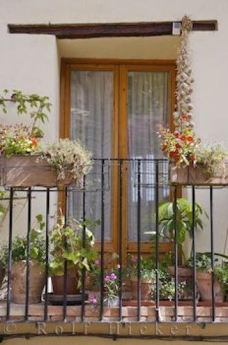 Photo: 
Balcony Flower Pots Morella House Valencia Spain