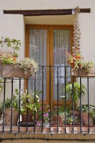 Photo: 
Balcony Flower Pots Morella House Valencia Spain