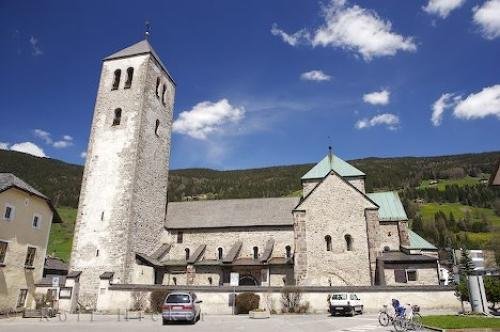 Photo: 
Collegiate Church Italy
