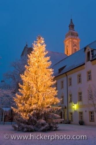 Photo: 
Lit Christmas Tree Landratsamt Freising Bavaria