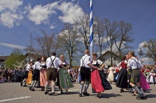 Photo: 
Maibaum Dance