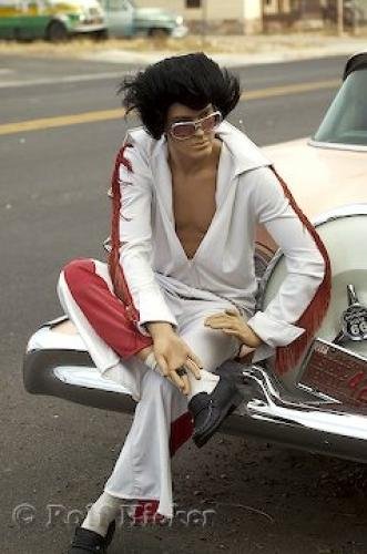 Photo of a mannequin dressed in Elvis lookalike<br />clothes in Seligman, Arizona, USA. Photo: 
Elvis Lookalike Mannequin