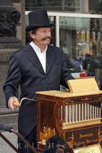 Photo: 
Organ Grinder Man Stephansdom