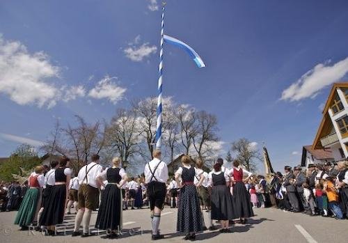 Photo: 
Putzbrunn Maibaum Dance