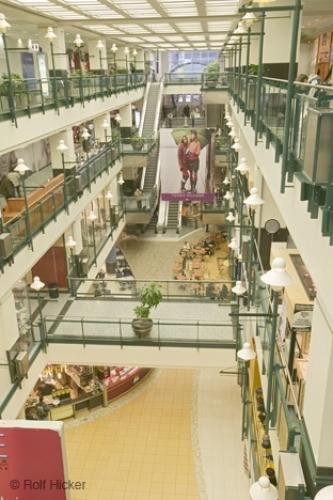 Photo: 
montreal shopping